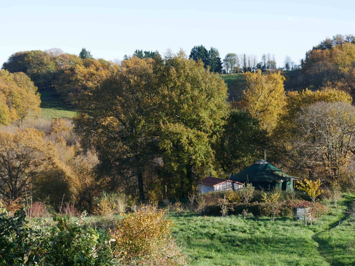 Une famille dans un village de yourtes